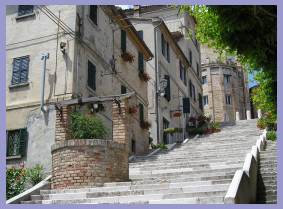 Corinaldo - Pozzo und Treppe